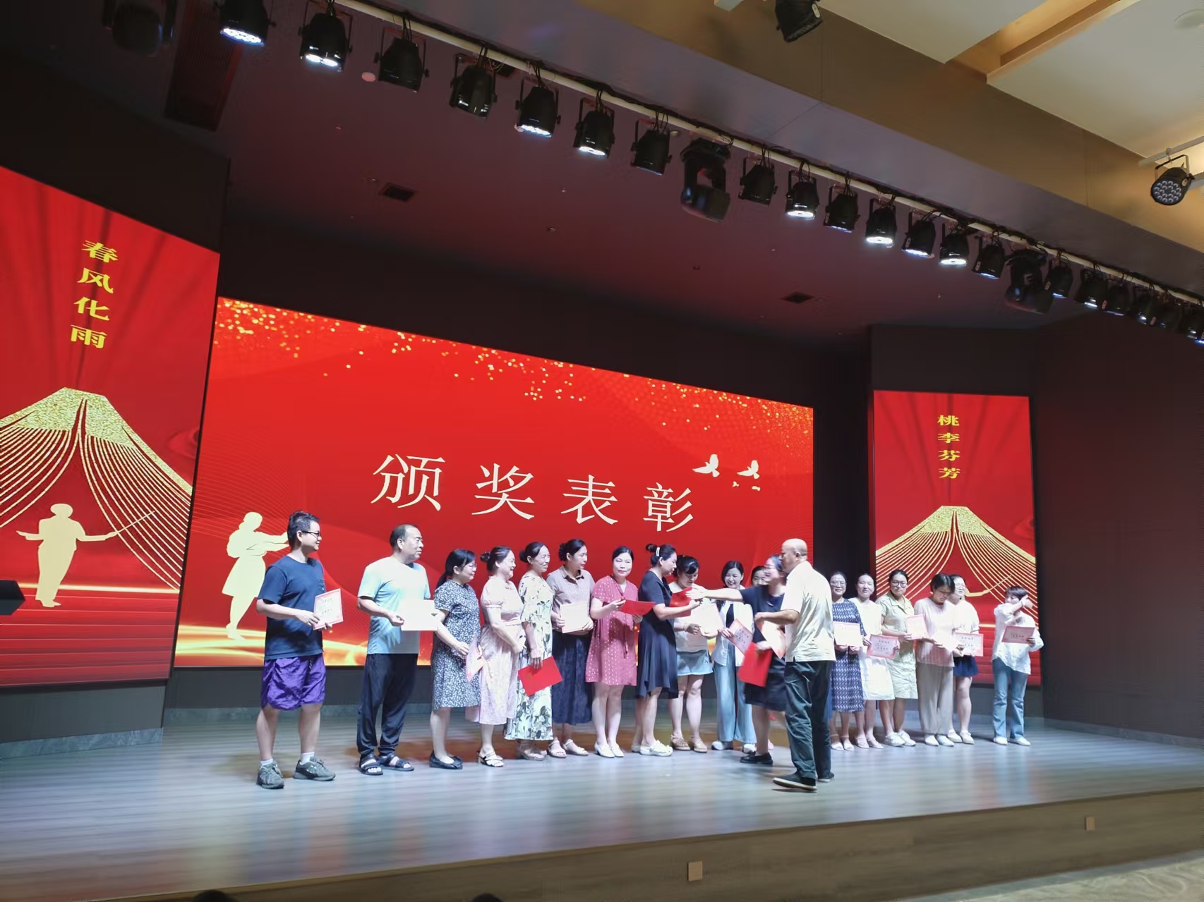 9月10日,曙光学校教师节文艺晚会在k1体育 - 十年品牌 值得信赖溢香园酒店举办